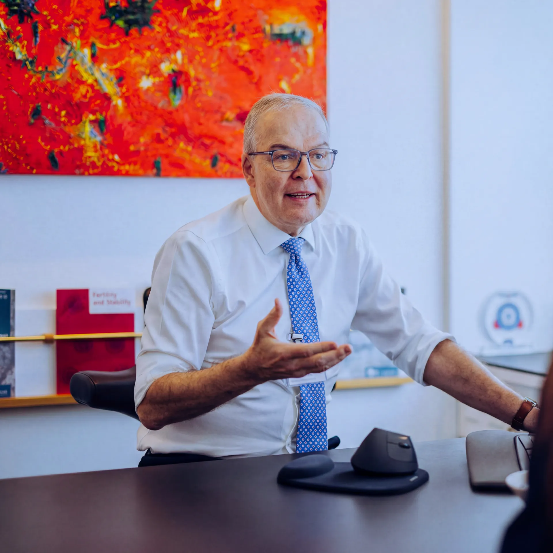 Dr. Singer berät eine Patientin
